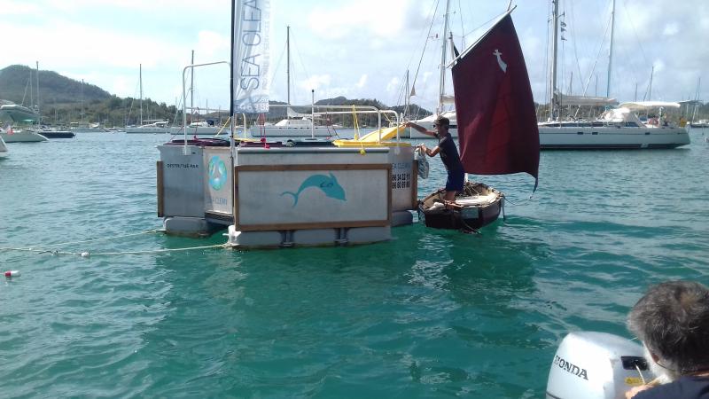 La poubelle flottante "Le Dauphin"