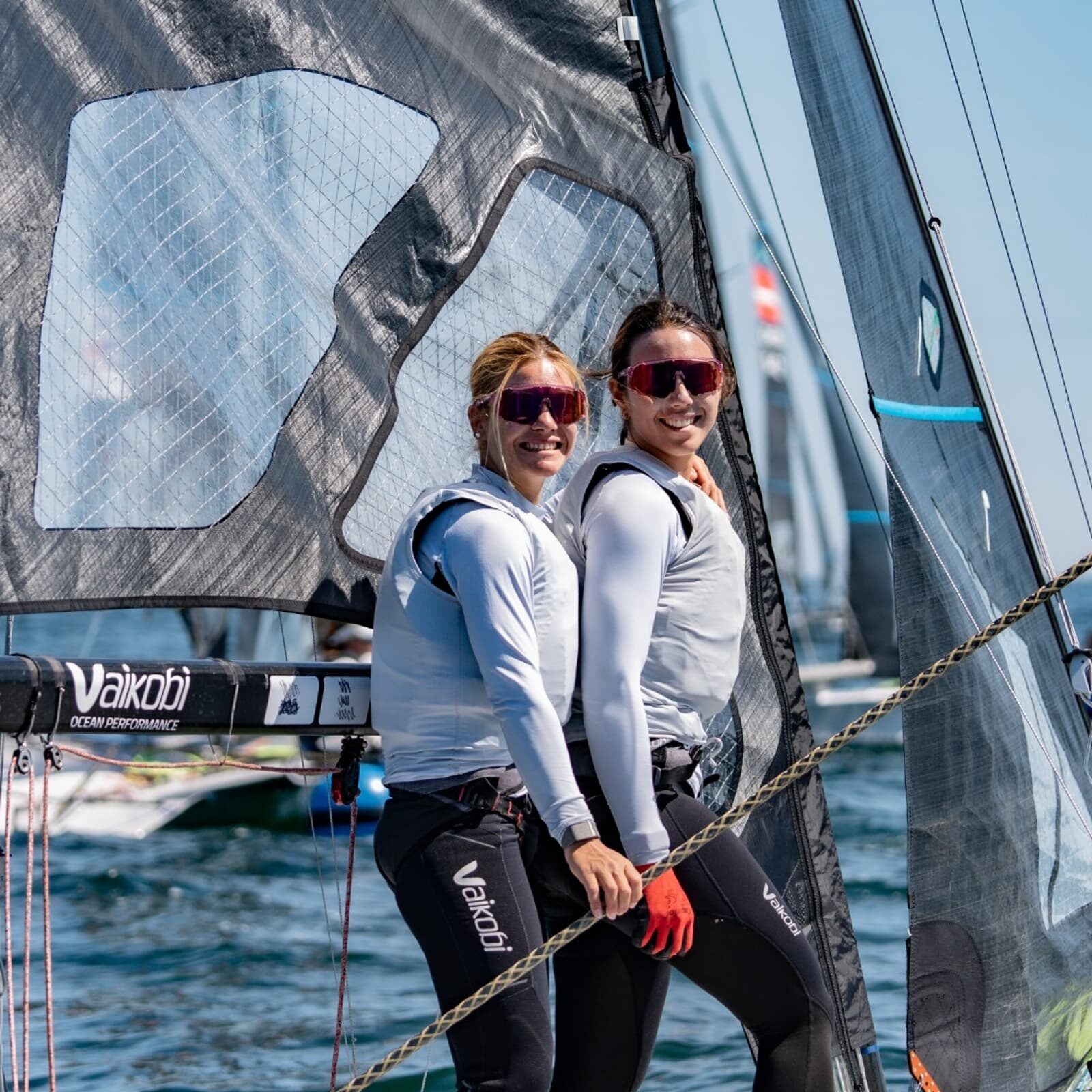 Mathilde-Lovadina-a-gauche-et-Lou-Berthomieu-lors-des-championnats-d-Europe-de-voile-le-12-juillet-2026-2319129