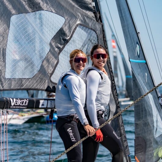 Mathilde-Lovadina-a-gauche-et-Lou-Berthomieu-lors-des-championnats-d-Europe-de-voile-le-12-juillet-2026-2319129
